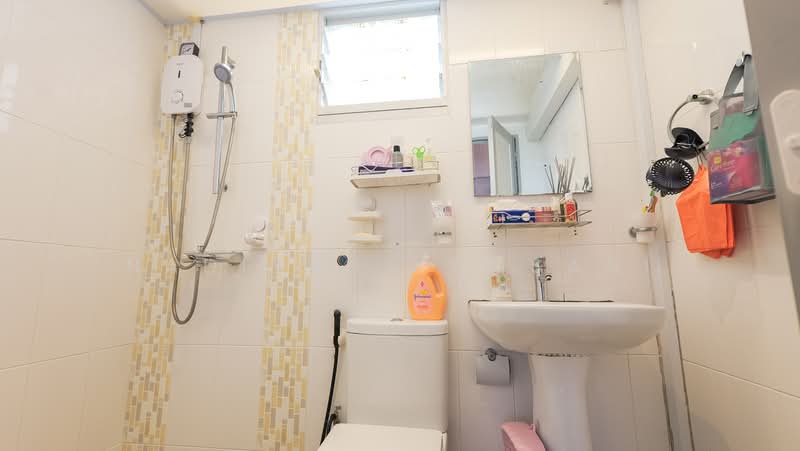 512B Yishun Street 51, 512B Yishun Street 51, 3 Bedrooms, 1,001 sqft, HDB Flat For Sale, by Nadiyah Kamsani, 500195039 - Common Bathroom - PropertyGuru.com.sg