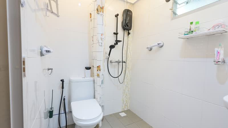 512B Yishun Street 51, 512B Yishun Street 51, 3 Bedrooms, 1,001 sqft, HDB Flat For Sale, by Nadiyah Kamsani, 500195039 - Master Bathroom - PropertyGuru.com.sg