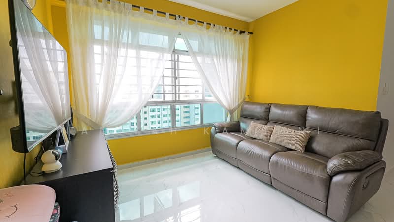 512B Yishun Street 51, 512B Yishun Street 51, 3 Bedrooms, 1,001 sqft, HDB Flat For Sale, by Nadiyah Kamsani, 500195039 - Living Room - PropertyGuru.com.sg