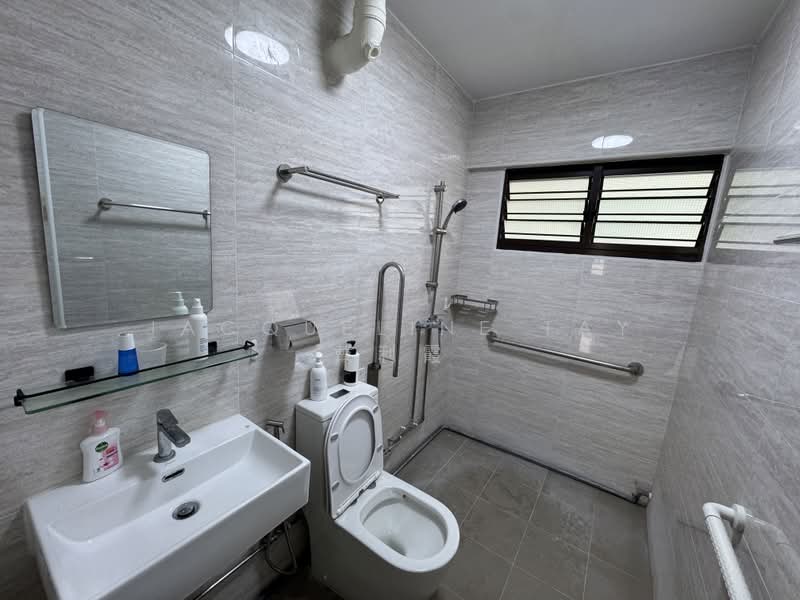 135 Serangoon North Avenue 2, 135 Serangoon North Avenue 2, 4 Bedrooms, 1,410 sqft, HDB Flat For Sale, by Jacqueline Tay 戴利霞, 500195069 - Bathroom - PropertyGuru.com.sg