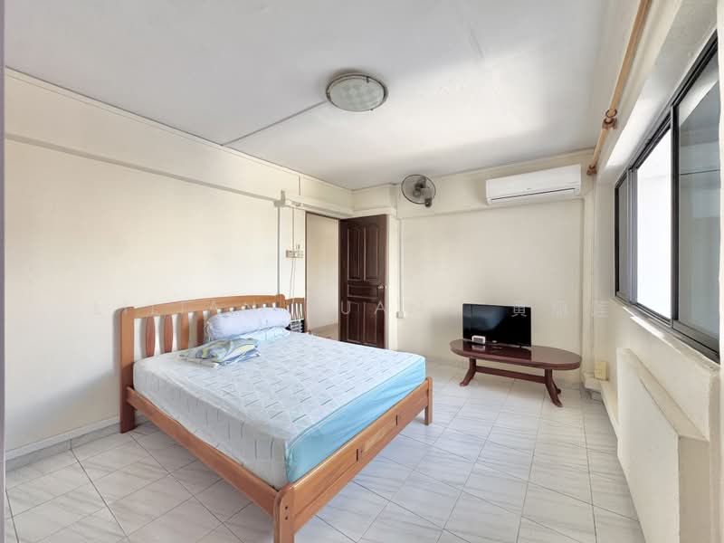 232 Tampines Street 21, 232 Tampines Street 21, 3 Bedrooms, 1,302 sqft, HDB Flat For Sale, by Lilian Huang 黄丽莲, 500195071 - Master Bedroom - PropertyGuru.com.sg