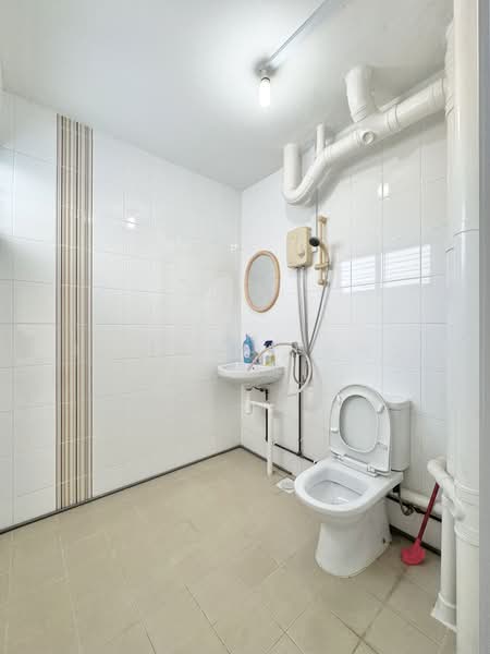 232 Tampines Street 21, 232 Tampines Street 21, 3 Bedrooms, 1,302 sqft, HDB Flat For Sale, by Lilian Huang 黄丽莲, 500195071 - Bathroom - PropertyGuru.com.sg