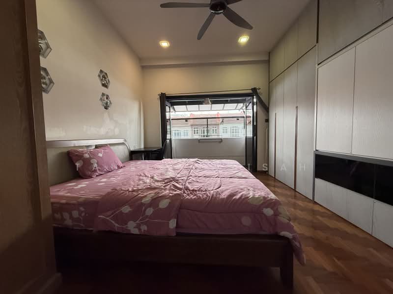 Loyang Villas, 46 Loyang Rise, Room Rental, 300 sqft, Terraced House For Rent, by Taufik Batisah, 500195076 - Bedroom - PropertyGuru.com.sg