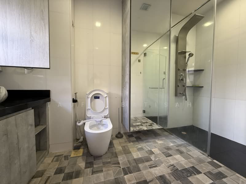 Loyang Villas, 46 Loyang Rise, Room Rental, 300 sqft, Terraced House For Rent, by Taufik Batisah, 500195076 - Bathroom - PropertyGuru.com.sg