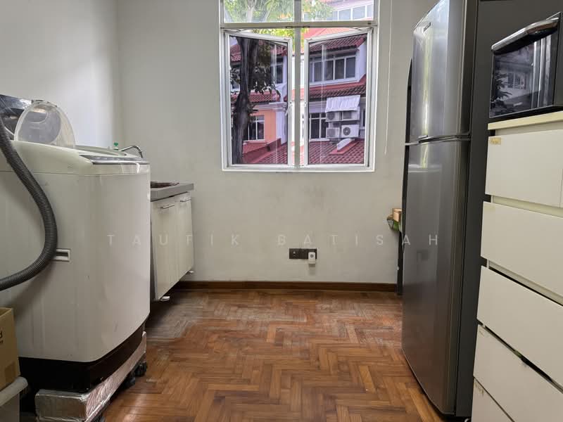 Loyang Villas, 46 Loyang Rise, Room Rental, 300 sqft, Terraced House For Rent, by Taufik Batisah, 500195076 - Kitchen - PropertyGuru.com.sg