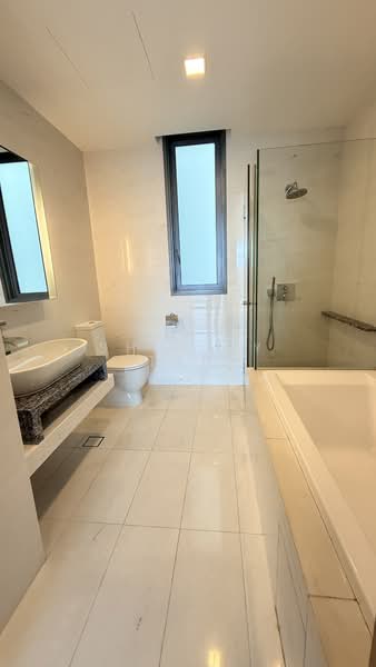 The Residences at W Sentosa Cove, 1 Ocean Way, 3 Bedrooms, 1,658 sqft, Condominium For Rent, by Shirley Tan, 500195094 - Master bathroom  - PropertyGuru.com.sg