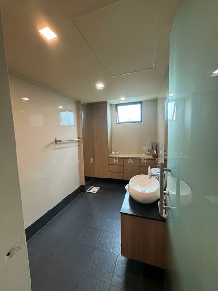 Simei Green Condominium, 1 Simei Street 4, 4 Bedrooms, 1,356 sqft, Condominium For Sale, by Alex Hang, 500195098 - Bathroom - PropertyGuru.com.sg