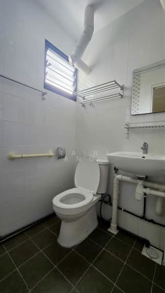 371 Clementi Avenue 4, 371 Clementi Avenue 4, 2 Bedrooms, 735 sqft, HDB Flat For Rent, by Elaine Ang, 500195153 - Bathroom - PropertyGuru.com.sg