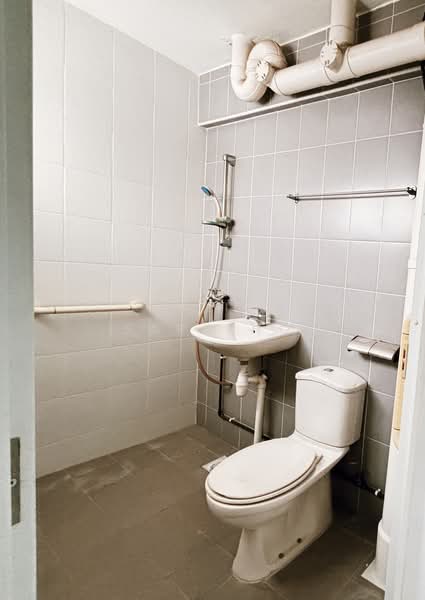 146 Bishan Street 11, 146 Bishan Street 11, 3 Bedrooms, 904 sqft, HDB Flat For Sale, by Sara Ho, 500195189 - Bathroom - PropertyGuru.com.sg