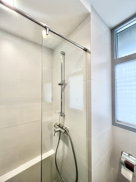 Regency Suites, 36 Kim Tian Road, 2 Bedrooms, 980 sqft, Condominium For Sale, by Nick Toh, 500195218 - Bathroom - PropertyGuru.com.sg
