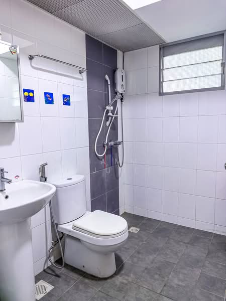 622B Punggol Central, 622B Punggol Central, 2 Bedrooms, 742 sqft, HDB Flat For Sale, by Mohammed Fiajudeen, 500195256 - Bathroom - PropertyGuru.com.sg