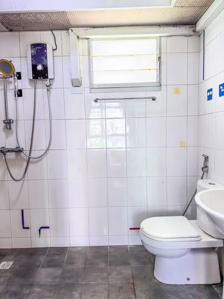 622B Punggol Central, 622B Punggol Central, 2 Bedrooms, 742 sqft, HDB Flat For Sale, by Mohammed Fiajudeen, 500195256 - Bathroom - PropertyGuru.com.sg