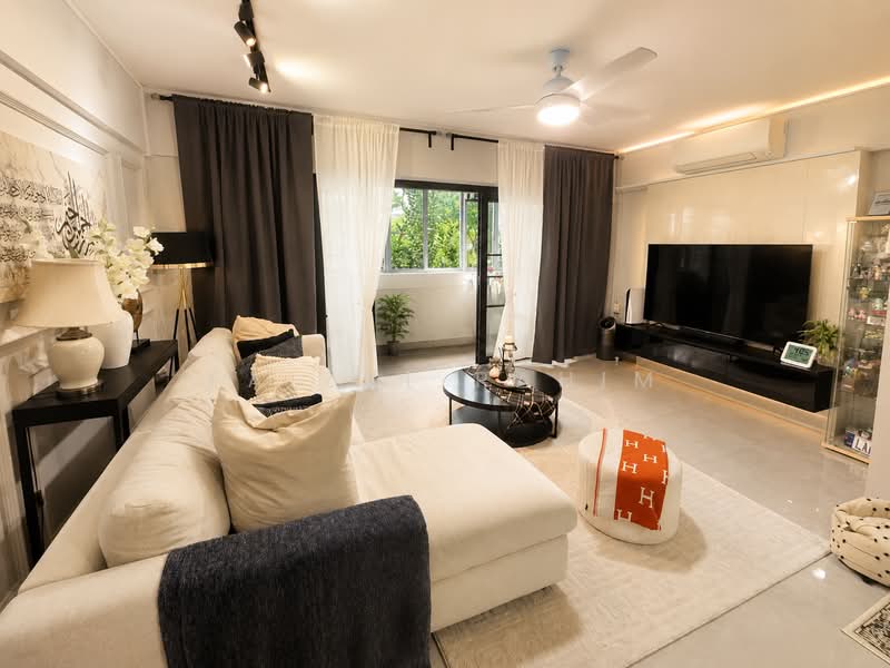 142 Bukit Batok Street 11, 142 Bukit Batok Street 11, 4 Bedrooms, 1,614 sqft, HDB Flat For Sale, by Faizal Rahim, 500195269 - Living Room - PropertyGuru.com.sg