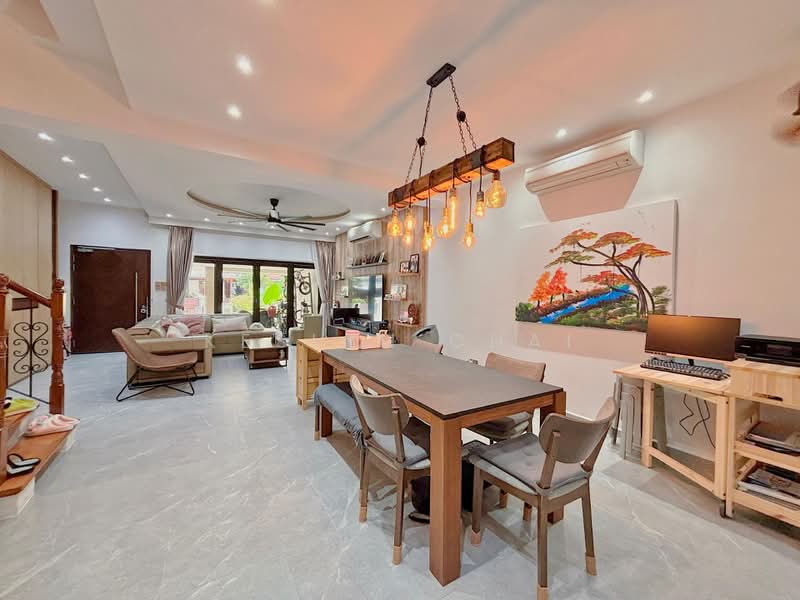 ✨Tastefully Recently Renovated Terrace House in Eastwood Park, Eastwood Park / Eastwood Drive, 5 Bedrooms, 3,300 sqft, Terraced House For Sale, by Keslyn Chai, 500195272 - Dining Area - PropertyGuru.com.sg