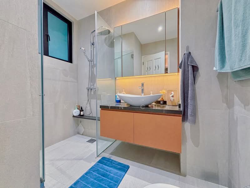 ✨Tastefully Recently Renovated Terrace House in Eastwood Park, Eastwood Park / Eastwood Drive, 5 Bedrooms, 3,300 sqft, Terraced House For Sale, by Keslyn Chai, 500195272 - Ensuite Bathroom - PropertyGuru.com.sg