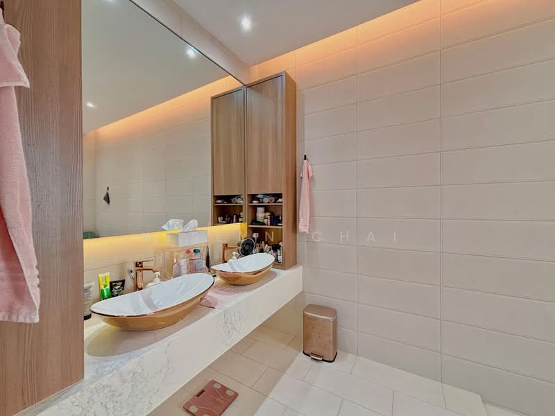 ✨Tastefully Recently Renovated Terrace House in Eastwood Park, Eastwood Park / Eastwood Drive, 5 Bedrooms, 3,300 sqft, Terraced House For Sale, by Keslyn Chai, 500195272 - Master Bathroom - PropertyGuru.com.sg