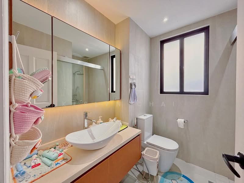 ✨Tastefully Recently Renovated Terrace House in Eastwood Park, Eastwood Park / Eastwood Drive, 5 Bedrooms, 3,300 sqft, Terraced House For Sale, by Keslyn Chai, 500195272 - Bathroom - PropertyGuru.com.sg