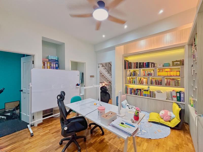 ✨Tastefully Recently Renovated Terrace House in Eastwood Park, Eastwood Park / Eastwood Drive, 5 Bedrooms, 3,300 sqft, Terraced House For Sale, by Keslyn Chai, 500195272 - Study - PropertyGuru.com.sg