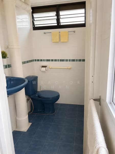 435 Clementi Avenue 3, 435 Clementi Avenue 3, 2 Bedrooms, 721 sqft, HDB Flat For Rent, by Waactor Chan, 500195288 - Bathroom - PropertyGuru.com.sg