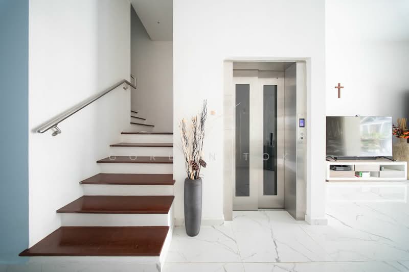 Wak Hassan drive semi detached with lift, , 6 Bedrooms, 4,355 sqft, Semi-Detached House For Sale, by Gordon Tok, 500195301 - Entrance - PropertyGuru.com.sg