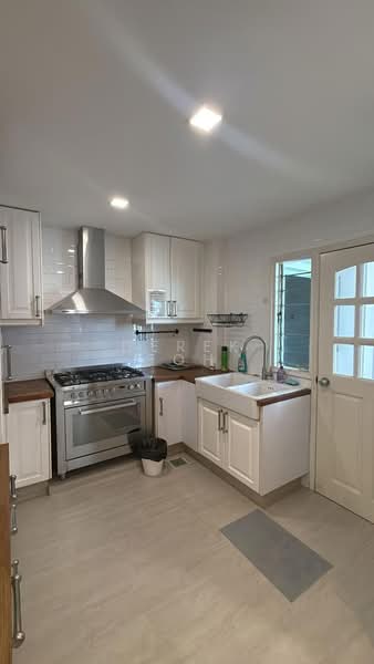 Avila Gardens, 19 Flora Road, Room Rental, 80 sqft, Condominium For Rent, by Derek Soh, 500195311 - Kitchen - PropertyGuru.com.sg