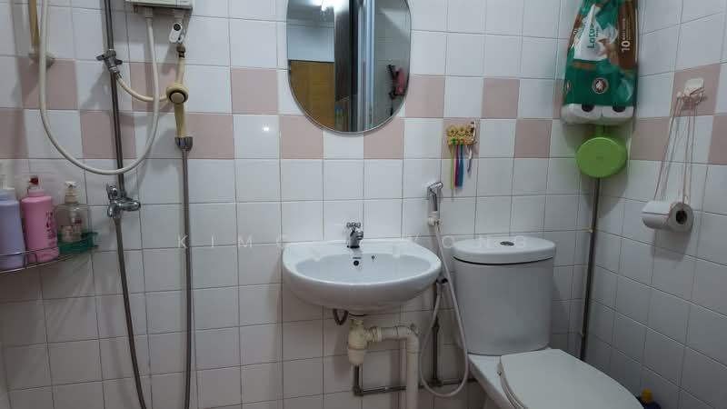 668D Jurong West Street 64, 668D Jurong West Street 64, 3 Bedrooms, 915 sqft, HDB Flat For Sale, by Kimchi Wong, 500195316 - Bathroom - PropertyGuru.com.sg
