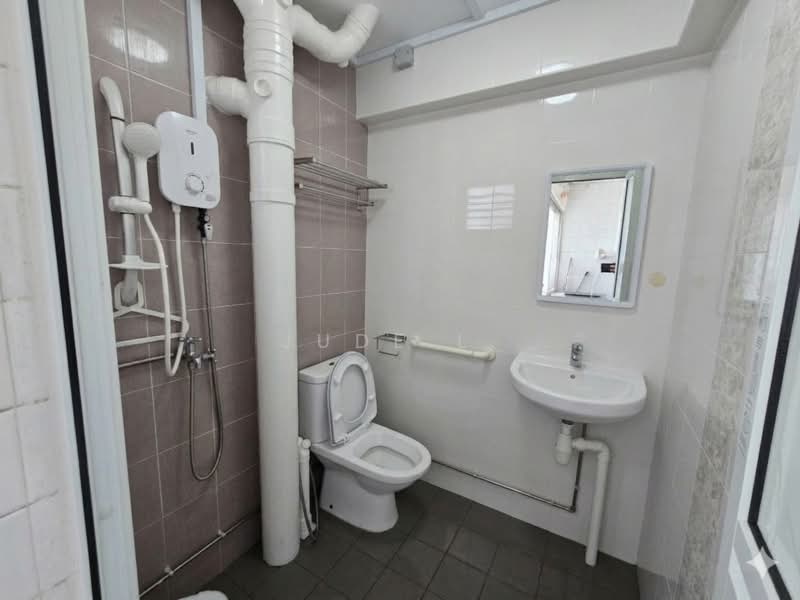 123 Mcnair Road, 123 Mcnair Road, 2 Bedrooms, 688 sqft, HDB Flat For Sale, by Jude L., 500195339 - Bathroom - PropertyGuru.com.sg