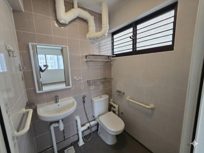123 Mcnair Road, 123 Mcnair Road, 2 Bedrooms, 688 sqft, HDB Flat For Sale, by Jude L., 500195339 - Bathroom - PropertyGuru.com.sg