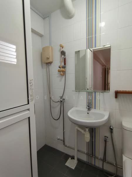 511 Hougang Avenue 10, 511 Hougang Avenue 10, 2 Bedrooms, 689 sqft, HDB Flat For Sale, by Joel Liang, 500195340 - Bathroom - PropertyGuru.com.sg