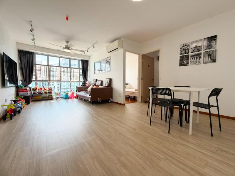 195E Punggol Road, 195E Punggol Road, 3 Bedrooms, 969 sqft, HDB Flat For Sale, by Yuna Lim, 500195347 - Living Room - PropertyGuru.com.sg
