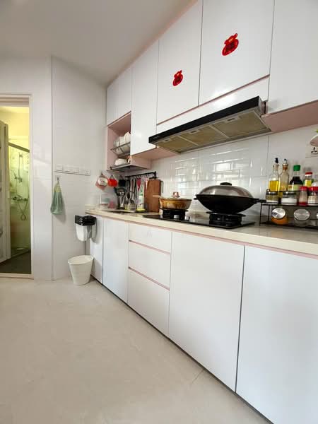 195E Punggol Road, 195E Punggol Road, 3 Bedrooms, 969 sqft, HDB Flat For Sale, by Yuna Lim, 500195347 - Kitchen - PropertyGuru.com.sg