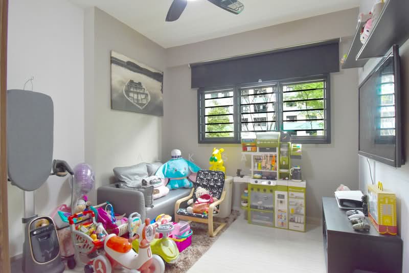 807C Choa Chu Kang Avenue 1, 807C Choa Chu Kang Avenue 1, 3 Bedrooms, 990 sqft, HDB Flat For Sale, by Malik Sani, 500195389 - Living Room - PropertyGuru.com.sg