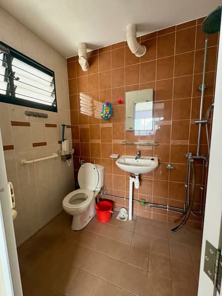 135 Bishan Street 12, 135 Bishan Street 12, 3 Bedrooms, 1,301 sqft, HDB Flat For Rent, by Vel Loh, 500195415 - Bathroom - PropertyGuru.com.sg