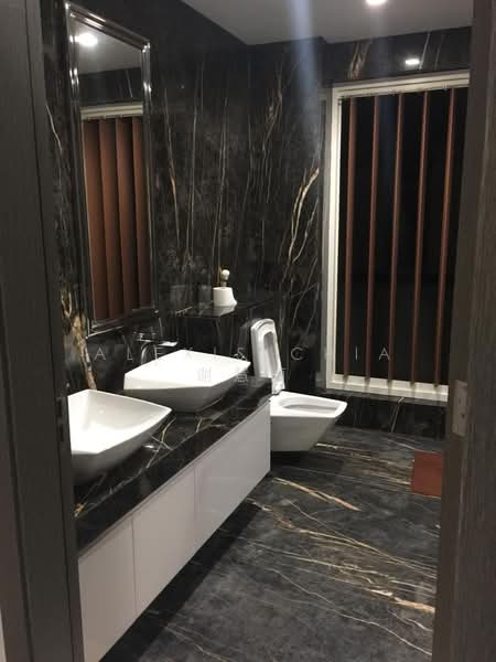Detached house at Serangoon Gardens, Ripley Crescent, Ripley crescent, 6 Bedrooms, 7,500 sqft, Detached House For Sale, by Alexis Chia 谢慧丽, 500195539 - Bathroom - PropertyGuru.com.sg