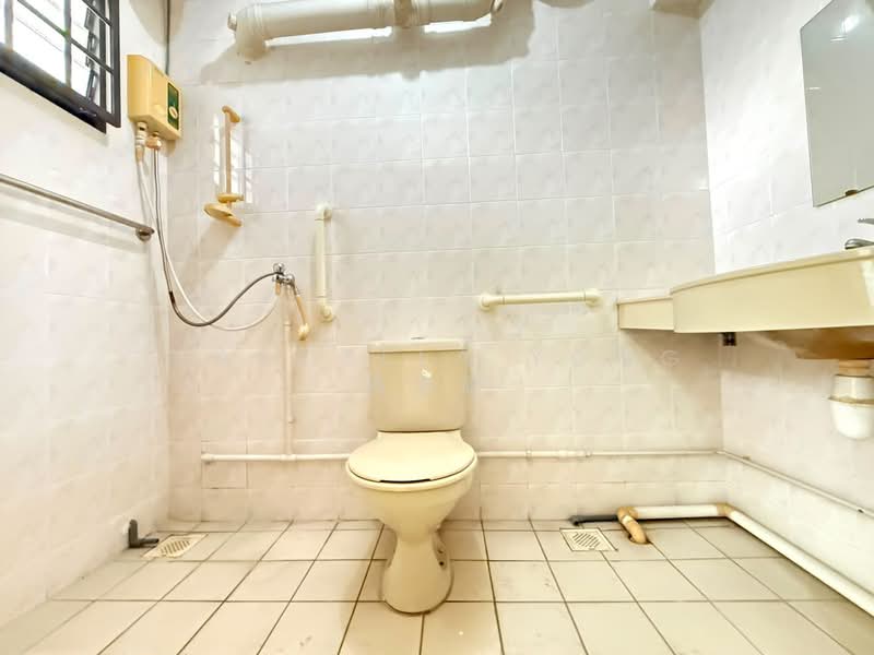 132 Rivervale Street, 132 Rivervale Street, 3 Bedrooms, 1,313 sqft, HDB Flat For Sale, by Marcella Yong 杨惠晴, 500195548 - Bathroom - PropertyGuru.com.sg
