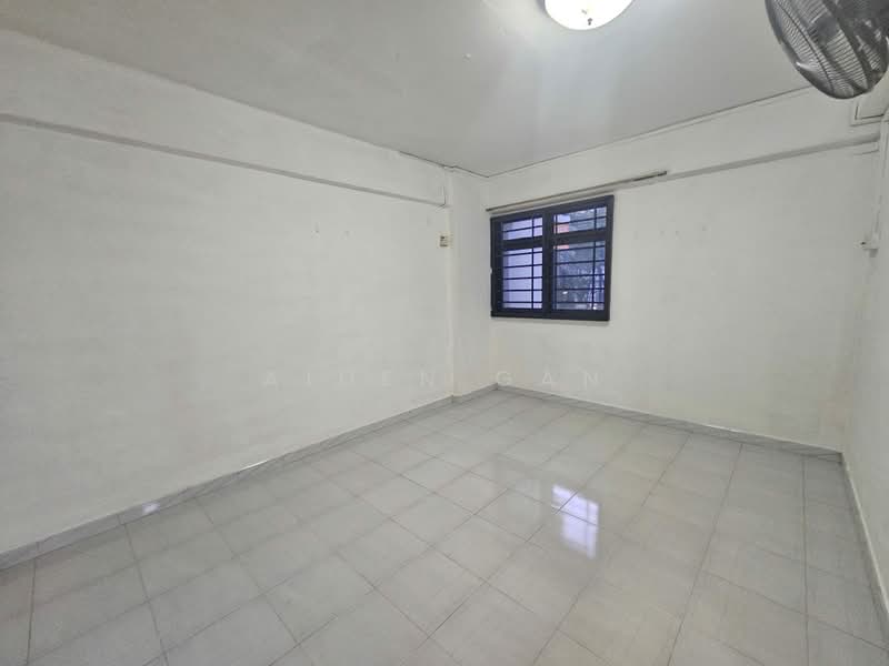 233 Lorong 8 Toa Payoh, 233 Lorong 8 Toa Payoh, 3 Bedrooms, 710 sqft, HDB Flat For Sale, by Aiden Gan, 500195572 - Master Bedroom - PropertyGuru.com.sg
