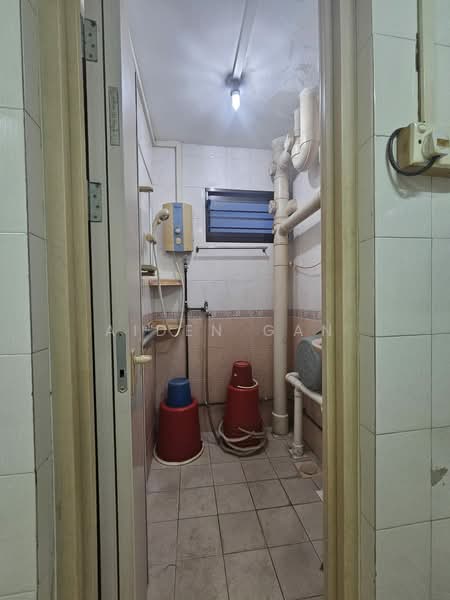 233 Lorong 8 Toa Payoh, 233 Lorong 8 Toa Payoh, 3 Bedrooms, 710 sqft, HDB Flat For Sale, by Aiden Gan, 500195572 - Bathroom - PropertyGuru.com.sg
