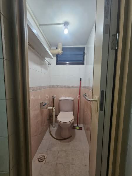 233 Lorong 8 Toa Payoh, 233 Lorong 8 Toa Payoh, 3 Bedrooms, 710 sqft, HDB Flat For Sale, by Aiden Gan, 500195572 - Bathroom - PropertyGuru.com.sg