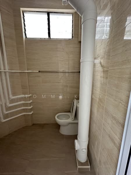 338 Jurong East Avenue 1, Jurong East Street 31 Jurong East Avenue 1 Jurong East Street 24, 650 sqft, Shop / Shophouse For Rent, by Tommy Kwek, 500195597 - Bathroom - CommercialGuru.com.sg