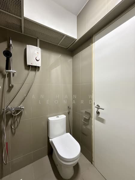 308C Punggol Walk, 308C Punggol Walk, 2 Bedrooms, 721 sqft, HDB Flat For Rent, by Tan Han Wei Leonard, 500195611 - Master Bathroom - PropertyGuru.com.sg