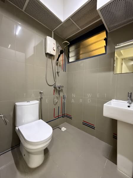 308C Punggol Walk, 308C Punggol Walk, 2 Bedrooms, 721 sqft, HDB Flat For Rent, by Tan Han Wei Leonard, 500195611 - Common Bathroom - PropertyGuru.com.sg