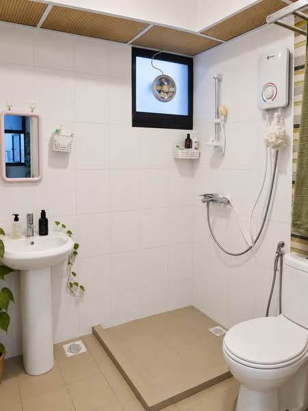473A Fernvale Street, 473A Fernvale Street, 2 Bedrooms, 732 sqft, HDB Flat For Rent, by Wang Meifang (Fae), 500195643 - Bathroom - PropertyGuru.com.sg