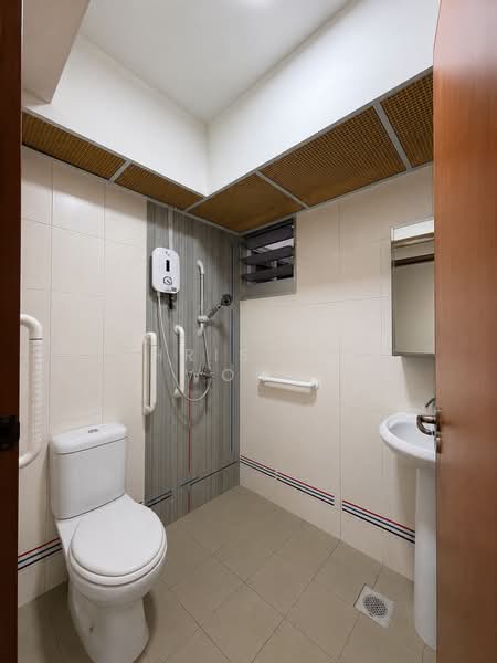 55 Teban Gardens Road, 55 Teban Gardens Road, 3 Bedrooms, 990 sqft, HDB Flat For Sale, by Christina Wong, 500195672 - Common Bathroom - PropertyGuru.com.sg
