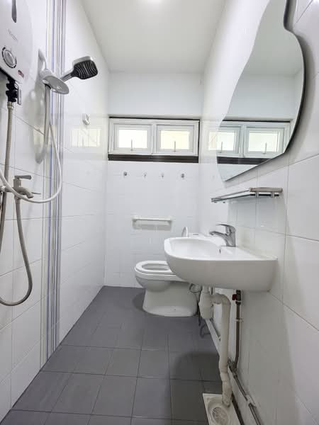 811 Hougang Central, 811 Hougang Central, 2 Bedrooms, 689 sqft, HDB Flat For Sale, by Desiree Leung, 500195678 - Master Bathroom - PropertyGuru.com.sg