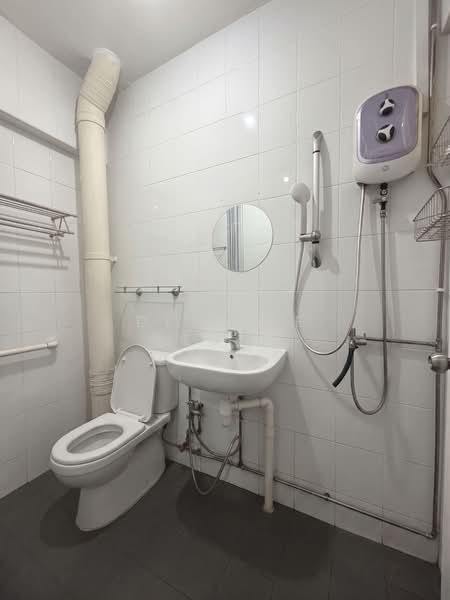 811 Hougang Central, 811 Hougang Central, 2 Bedrooms, 689 sqft, HDB Flat For Sale, by Desiree Leung, 500195678 - Bathroom - PropertyGuru.com.sg