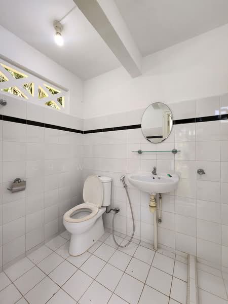 41 Woodleigh Park, , 8 Bedrooms, 6,243 sqft, Bungalow House For Rent, by Chew Yu Ting, 500195679 - Annex - bathroom - PropertyGuru.com.sg
