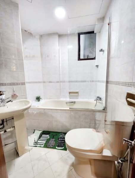 Parc Oasis, 35 Jurong East Avenue 1, 5 Bedrooms, 1,069 sqft, Condominium For Rent, by Jeffrey Lee, 500195698 - Bathroom - PropertyGuru.com.sg