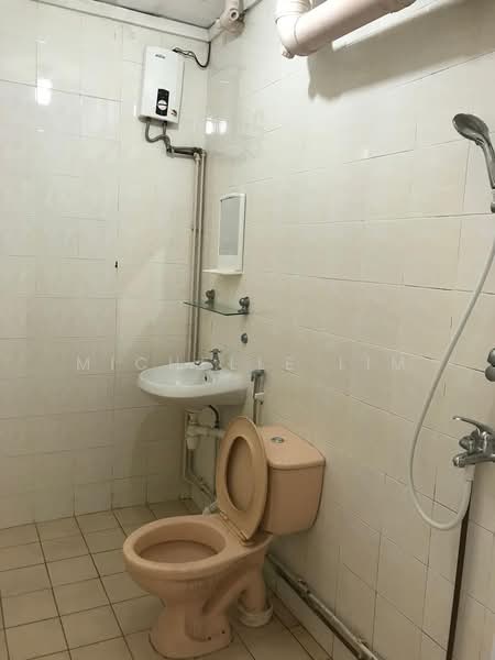 272 Toh Guan Road, 272 Toh Guan Road, 3 Bedrooms, 1,108 sqft, HDB Flat For Rent, by Michelle Lim, 500195706 - Bathroom - PropertyGuru.com.sg