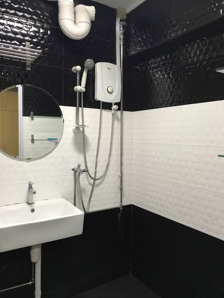 727 Yishun Street 71, 727 Yishun Street 71, 3 Bedrooms, 980 sqft, HDB Flat For Rent, by Mohamed Ameen, 500195736 - Bathroom - PropertyGuru.com.sg
