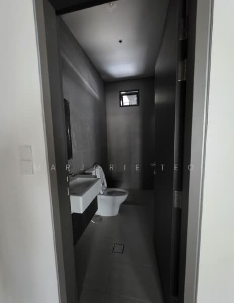 Highly visible f&b approved 1180sf ground floor retail space, power 400amp @ 589/591 Serangoon Road, Serangoon Road, 1,187 sqft, Food & Beverage For Rent, by Marjorie Teo, 500195742 - Bathroom - CommercialGuru.com.sg